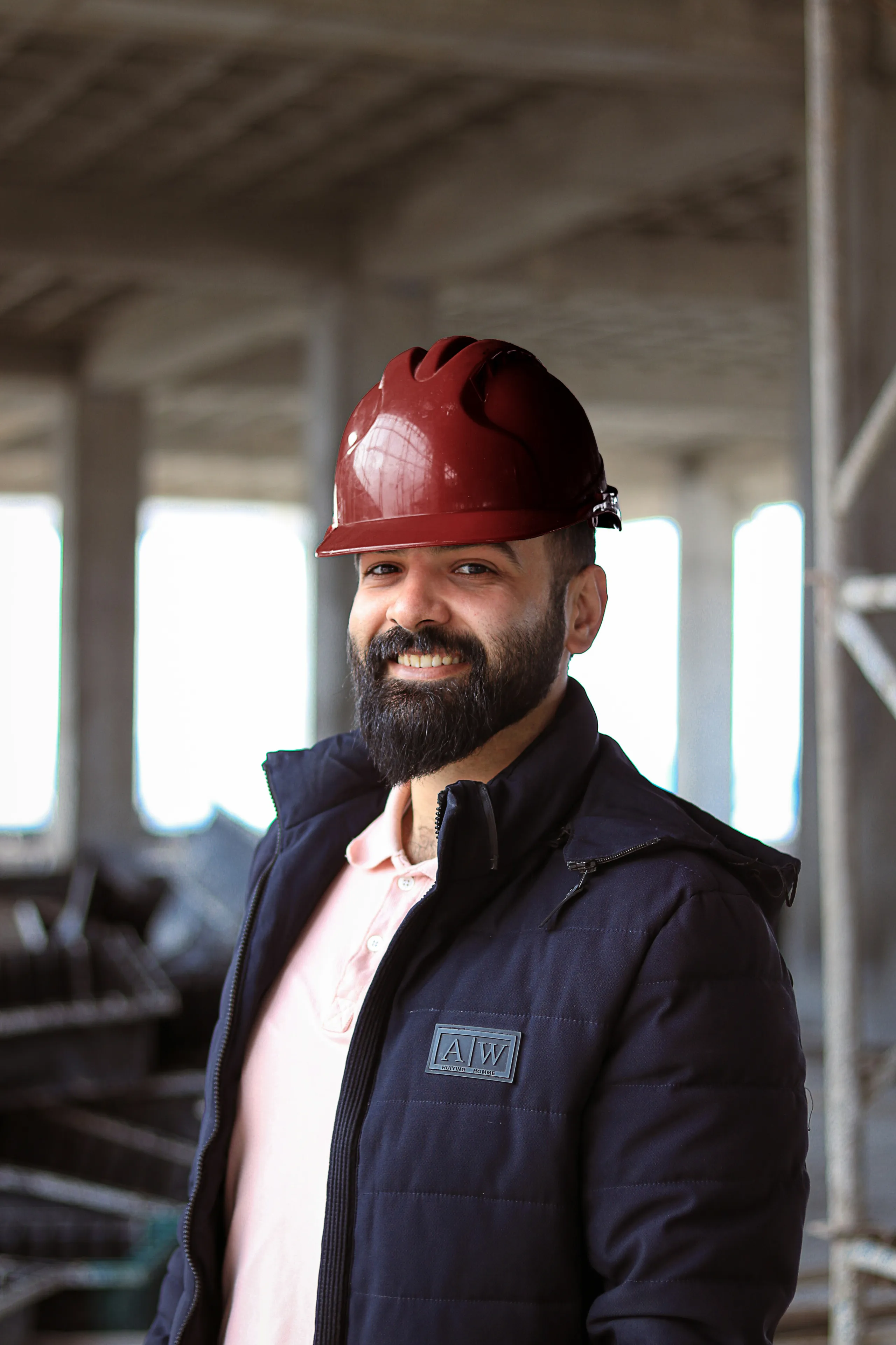 Travailleur Beaudoin avec casque rouge